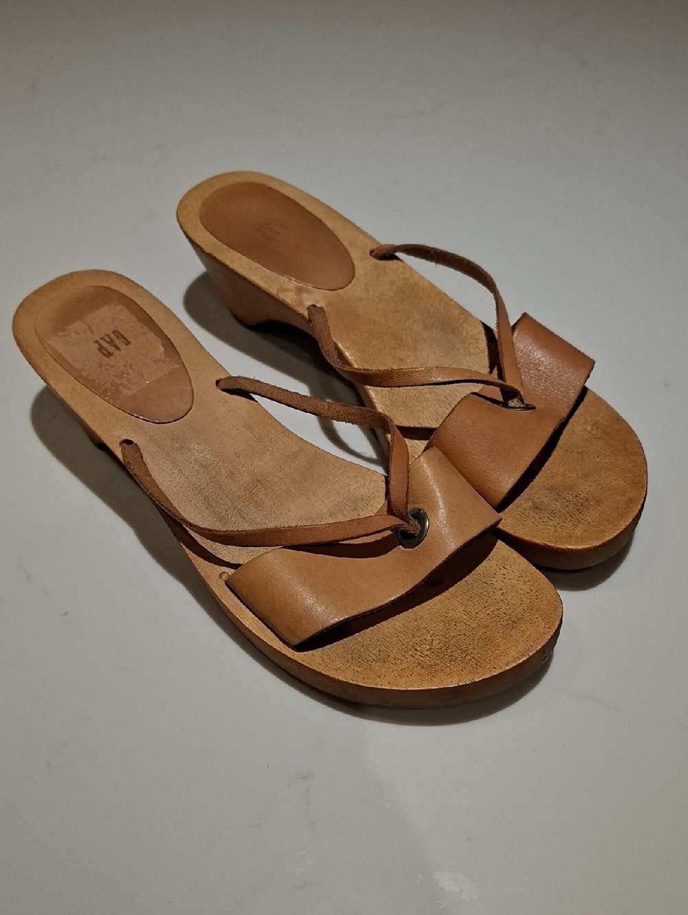Gap Tan Leather Boho Thong Sandals on Wooden/Clog Platform Base (Size US 8)